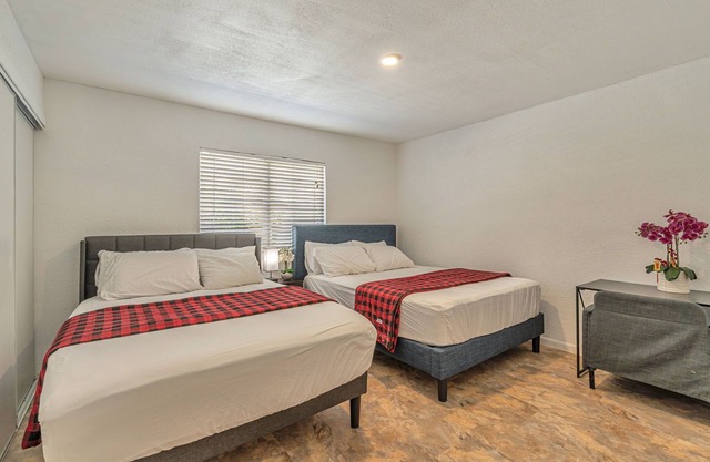 Convenient Location/ Cozy - Free Wifi/Laundry/Parkings/AC/Heater/