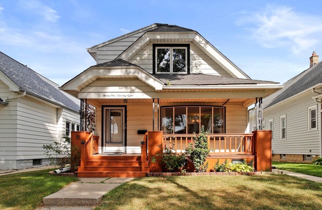 Convenient Milwaukee 5 bedroom. Petit ice center! Tv every room! Expos