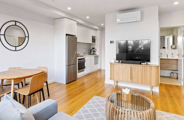 Convenient Modern 2-Bedroom Unit with Free Parking