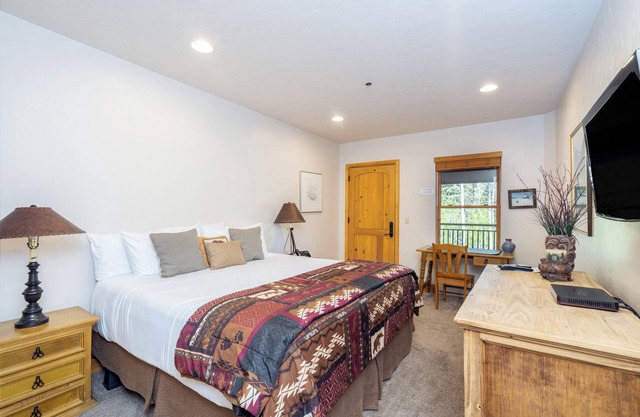 Convenient Mountain Village Hotel Room with Great Amenities