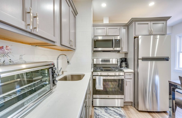 Convenient Newark Apartment ~ 15 Mi to Manhattan!