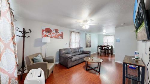 Convenient One bedroom with king bed near DIA