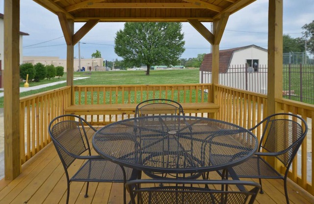 Convenient Paducah Stay – 2 Budget-friendly Units w/ Free Parking!