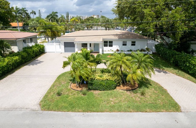 Convenient Pompano Beach House-private HEATED pool & backyard oasis
