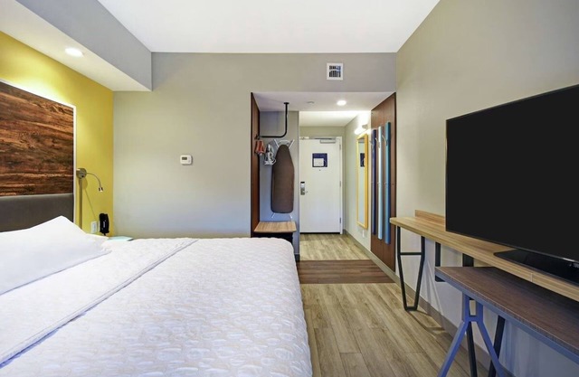 Convenient Room Near Airport & Shopping w/ Free Shuttle, Breakfast & Parking