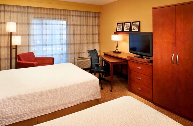 Convenient Stay in Detroit Auburn Hills! 4 Relaxing Units, Pets Allowed, Pool!
