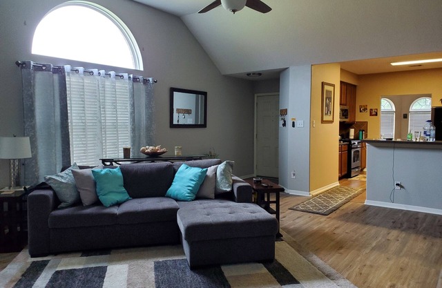 Convenient to The Woodlands, Night-life and Concerts!