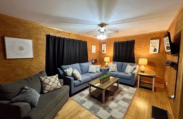 Conveniently Located Modern Home -- Downtown-River-Casino-SEMO-Hospital