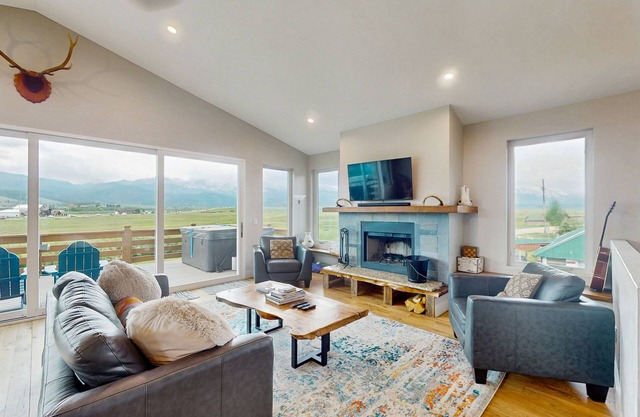 Conveniently located home with wifi, hot tub & great views - dog friendly