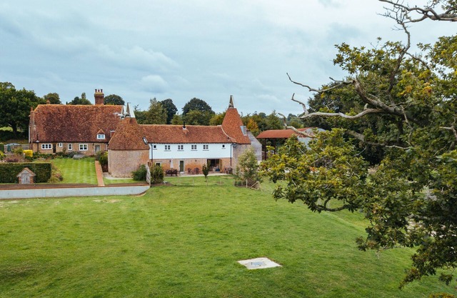 Oast House à trois cocardes dans un cadre rural idyllique