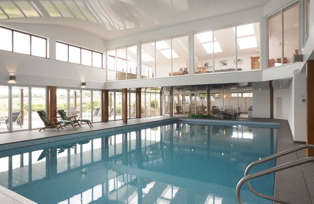 Grange aménagée avec utilisation exclusive de la piscine privée intérieure