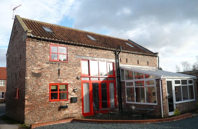 Ferme convertie pouvant accueillir 26 personnes; 6 douches, 2 bains, tennis de table; sauna; Gym.