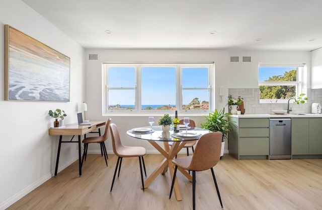 Coogee OCEAN VIEW, Stylish Newly Renovated Apt - walk to beach, hospital & Uni