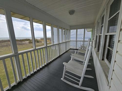 Cool Air Cottage- Upstairs- Ocean Front Duplex