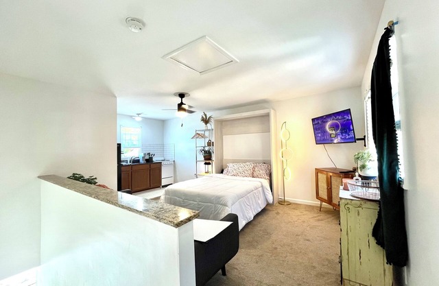 Cool City studio/free parking/walkable to all hot spots /safe / keyless/Tanger