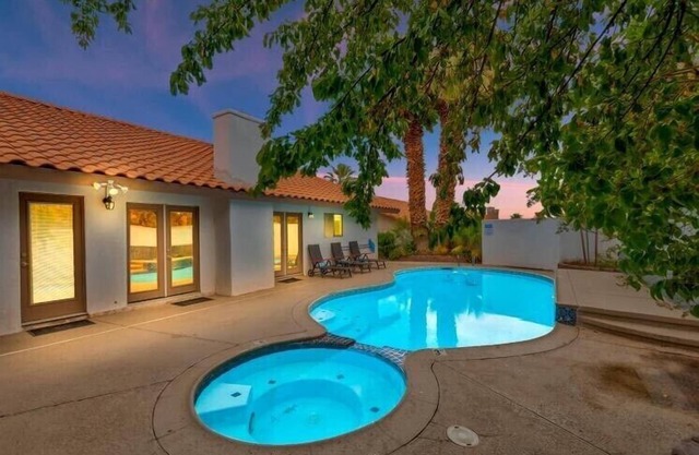 Immense piscine, aménagement ouvert, près du Strip, 8 couchages, arrière-cour spacieuse