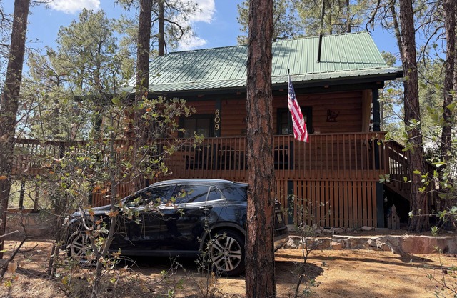 Log Cabin in the Pines with short walk to Downtown. Weekly Discounts