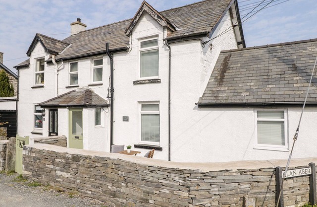 COOPER'S REST (GORFFWYSFA COOPERS), pet friendly in Dolwyddelan