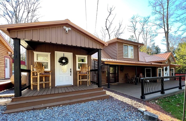 Hottub ~ Game Room ~ Firepit ~ Outdoor Oasis ~ Sleeps 12
