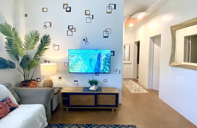 Coral Corner 2 King Bedrooms with Pool. Walk to Red Hook