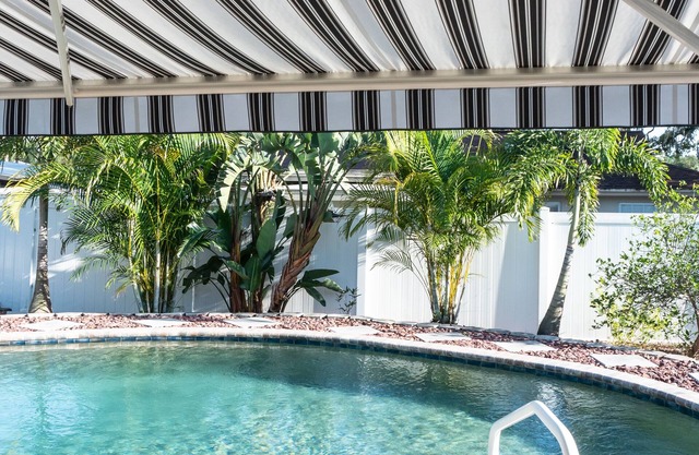 Coral Cottage pool/gas firepit a 2 bedr 2 bath sleeps 6