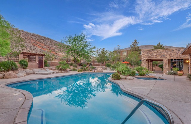 Coral Springs A8 | 3 Bedrooms w/ BBQ Grill, Cable TV, 2 Private Fireplaces & a Soaker Bathtub!