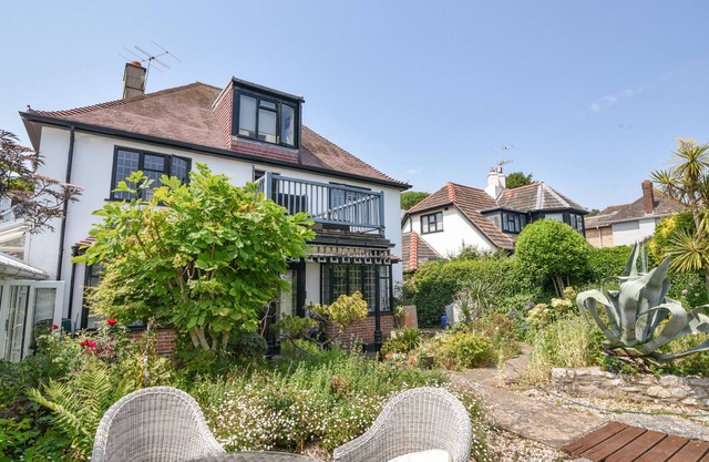 CORAM COTTAGE, pet friendly, character holiday cottage in Lyme Regis