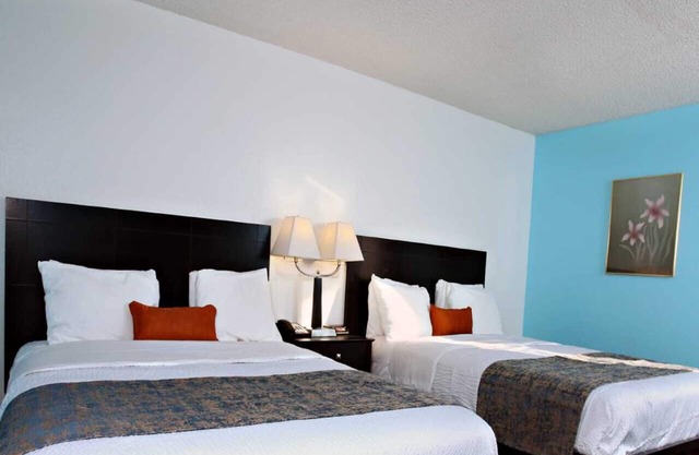 Sky Palace Inn & Suites Newton / Comfort 2 Queen Bed
