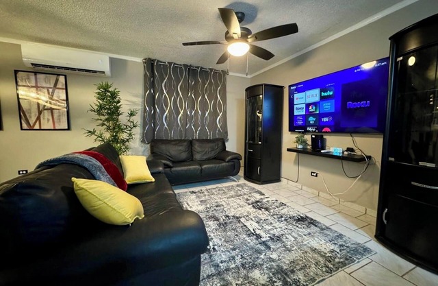Corazon Urbano is a charming 3-bedroom house with AC & WiFi in Carolina