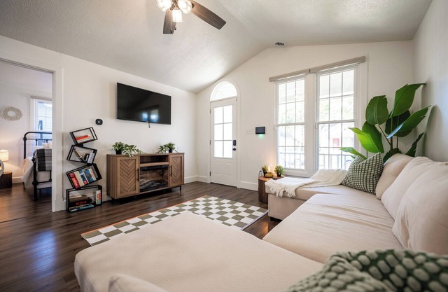 Core's Cottage: charming "cottage core" themed house in Fountain Square