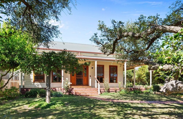 Cork Oak Cottage: 3 BR, 2 BA Cottage in Mansfield, Sleeps 6