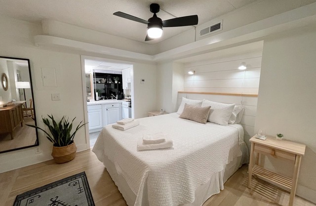 Corner condo at the doorstep of the intercostal waterway and local restaurants!