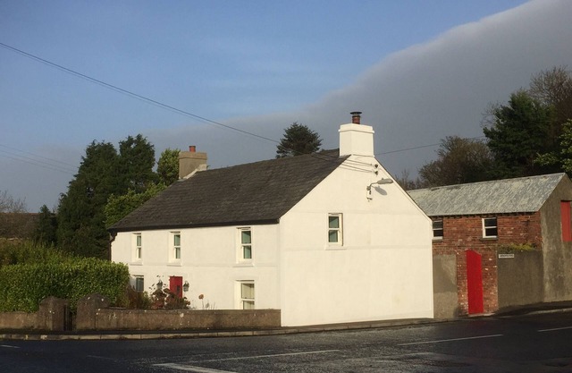 Cottage irlandais de luxe des années 1760 sur la route côtière de la chaussée