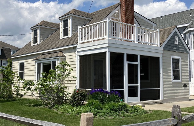 Corner Cottage 2 blocks from the beach!