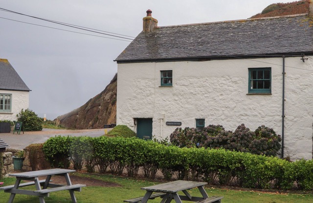 CORNER COTTAGE, pet friendly, with open fire in Porthgwarra