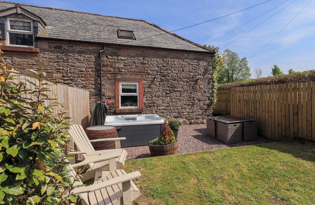 CORNER COTTAGE, pet friendly, character holiday cottage in Penrith