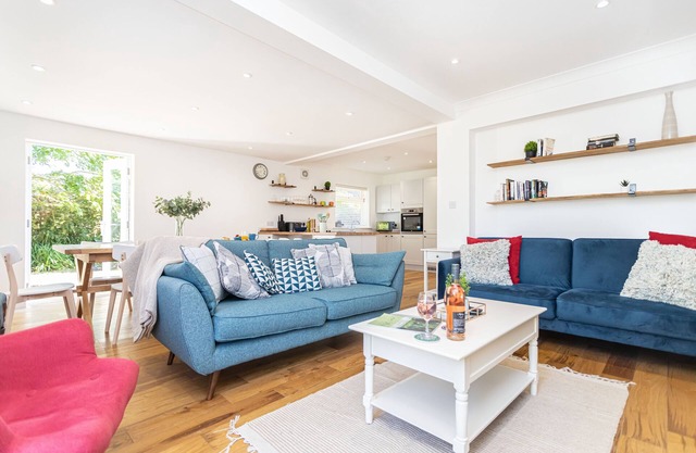 Corner Cottage sleeps 9 New Forest & Beach