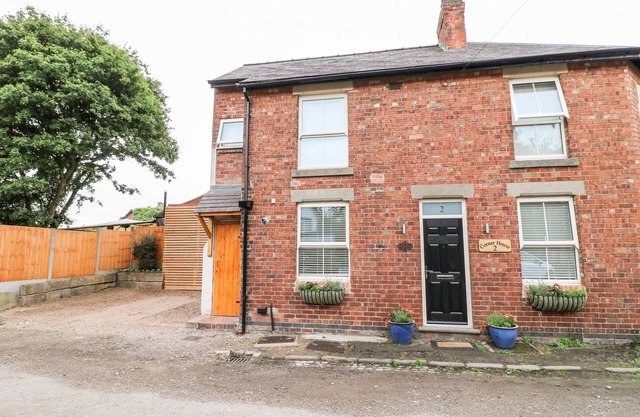 CORNER HOUSE COTTAGE, family friendly in Ilkeston