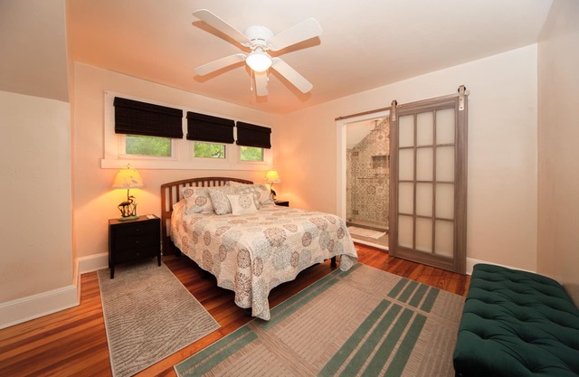 Corner lot, walk to stadium, USNA, downtown, cafes, shops, free street parking,