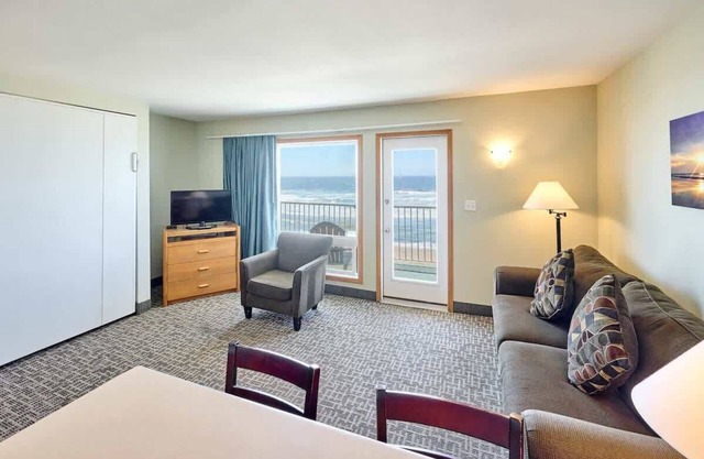 Splash Gordon-Corner Oceanview Fireplace Studio!