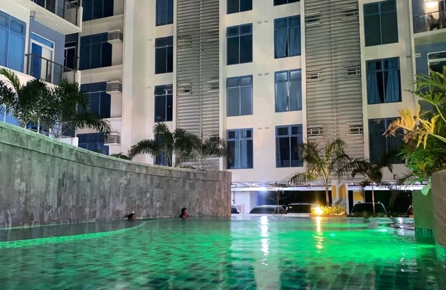 Corner room, high speed Wi-Fi, pool & children's playground, close to IT park, 5 min walk to BTC & Country Mall
