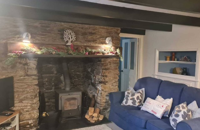 Cornish Cottage with large enclosed garden, close to Beaches