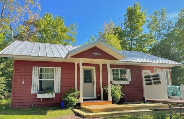 This cottage is a 2 bedroom(s), 1 bathrooms, located in Cornucopia, WI.