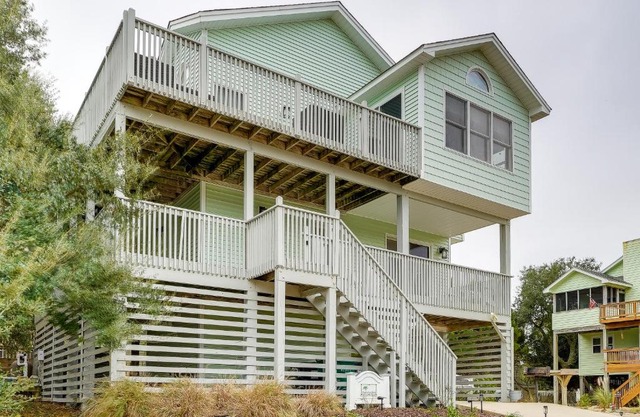 Corolla Beach House Dog Friendly, Walk to Ocean!