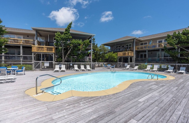 Corolla Condo: Piscine communautaire et bain à remous, 350 pieds de l'accès à la plage