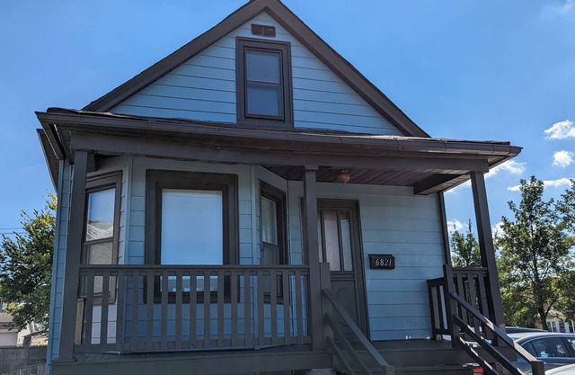 Corporate Housing with Workspace and Double Queen Beds. Close to O'Hare airport.