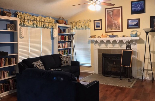 Corporate Rental: Two Maples & Pool!
