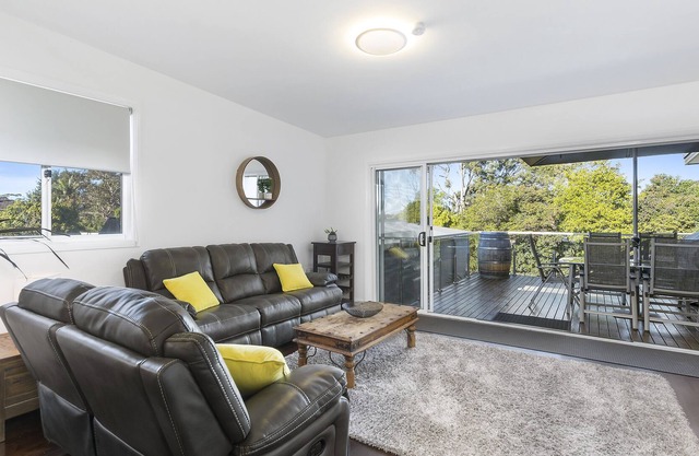 Corrimal Coastal Escape - modern & spacious with escarpment views