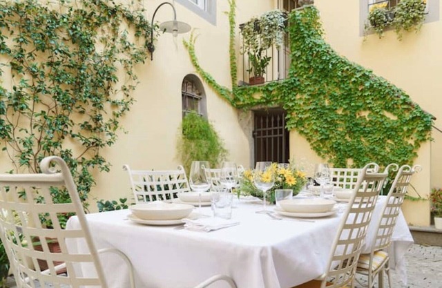 Corte Paolina - charming courtyard inside Lucca