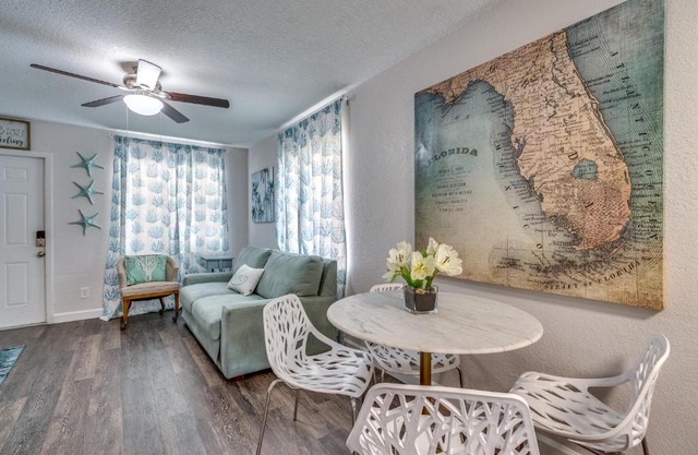 Cortez Gardens Cottage 11, Renovated, Close to Beach, 3-Bed, 2 Bath 10 people